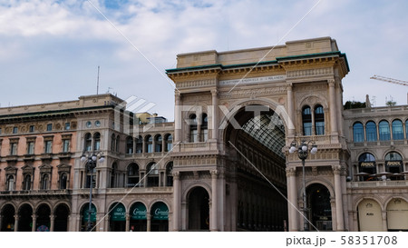 ミラノ ドゥオモ広場 ヴィットーリオ・エマヌエーレ2世のガッレリア ミラノ ドゥオモ広場 ヴィットーリオ・エマヌエーレ2世のガッレリア 58351708