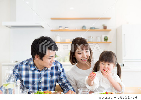 家族、リビングダイニング、仲良し 58351734