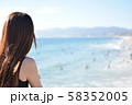 海を眺める女性 58352005