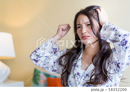 若い女性、怒る 58352200