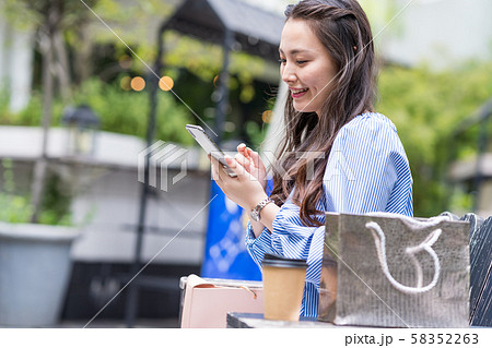 若い女性、ショッピング 若い女性、ショッピング 58352263