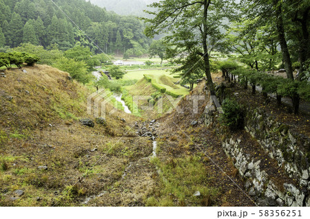 一乗谷朝倉氏遺跡　朝倉館跡　湯殿跡庭園から朝倉館跡方面を望む　土塁　福井県福井市 58356251