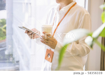 休憩中にスマホを使う女性 休憩中にスマホを使う女性 58356339