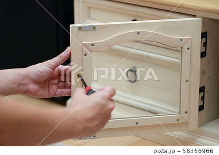 テレビボード (扉 フック 取っ手 北欧風 南欧風 手 LDK 家電 ボディパーツ コピースペース) テレビボード (扉 フック 取っ手 北欧風 南欧風 手 LDK 家電 ボディパーツ コピースペース) 58356966