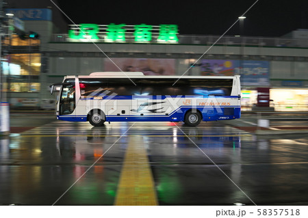 バスタ新宿を出てＪＲ新宿駅南口付近を走る夜行バス 58357518