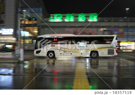 バスタ新宿を出てＪＲ新宿駅南口付近を走る夜行バス 58357519