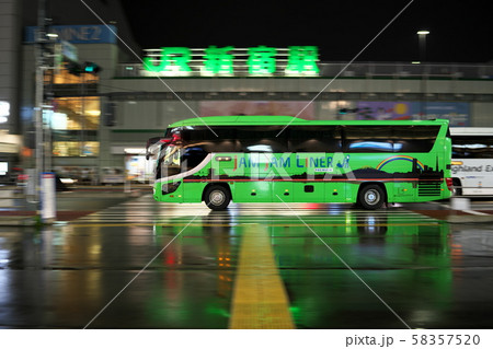 バスタ新宿を出てＪＲ新宿駅南口付近を走る夜行バス 58357520