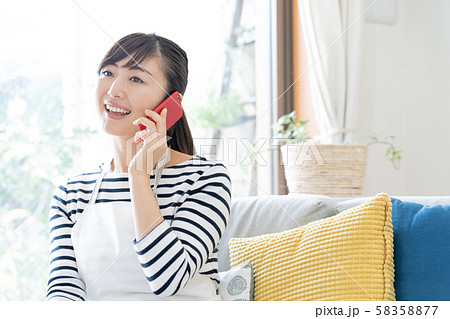電話をする女性 電話をする女性 58358877