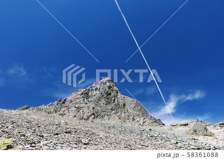 北アルプス 槍沢登山道から飛行機雲と槍ヶ岳を仰ぎ見る 北アルプス 槍沢登山道から飛行機雲と槍ヶ岳を仰ぎ見る 58361088