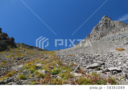 北アルプス　槍沢登山道から槍ヶ岳を仰ぎ見る 58361089