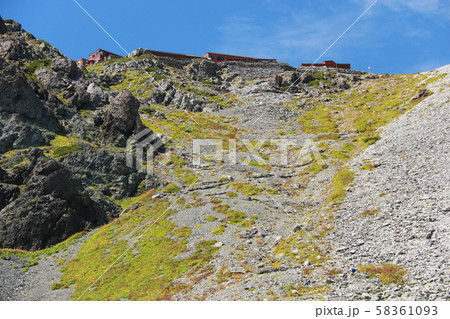 北アルプス　槍沢登山道から槍ヶ岳山荘を仰ぎ見る 58361093