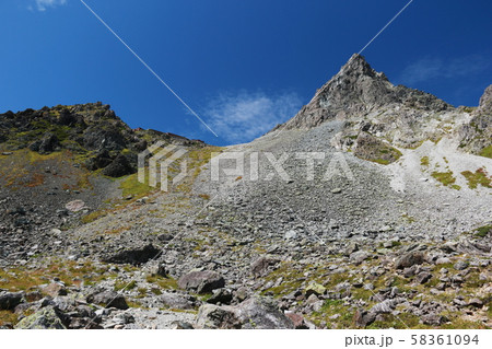 北アルプス　槍沢登山道から槍ヶ岳を仰ぎ見る 58361094