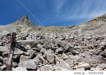 北アルプス　槍沢登山道から槍ヶ岳を仰ぎ見る 58361098