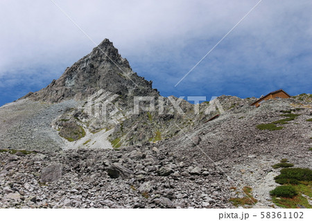 北アルプス　槍沢登山道から槍ヶ岳を仰ぎ見る 58361102