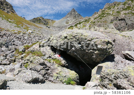 北アルプス　槍沢登山道から　坊主の岩小屋と槍ヶ岳 58361106