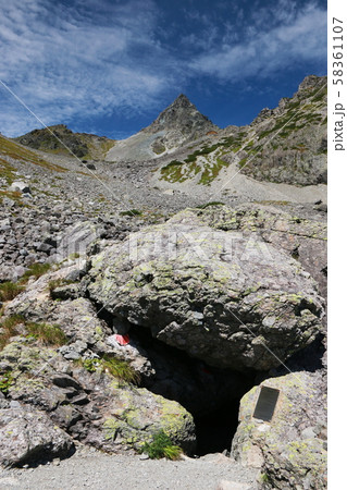 北アルプス　槍沢登山道から　坊主の岩小屋と槍ヶ岳 58361107