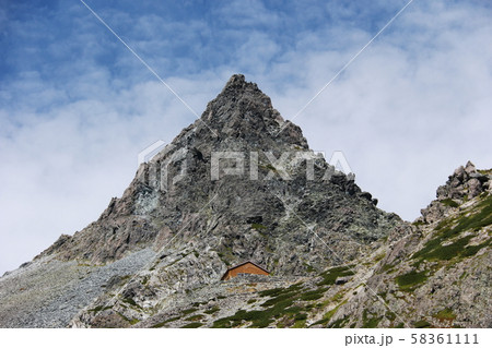 北アルプス　槍沢登山道から槍ヶ岳を仰ぎ見る 58361111