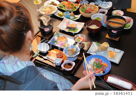温泉客　浴衣　料理　旅館　 58361451