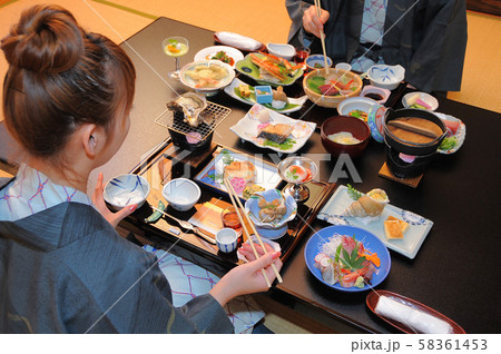 温泉客 浴衣 料理 旅館 温泉客 浴衣 料理 旅館 58361453