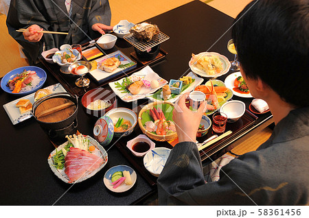 温泉客 浴衣 料理 旅館 お酒 温泉客 浴衣 料理 旅館 お酒 58361456