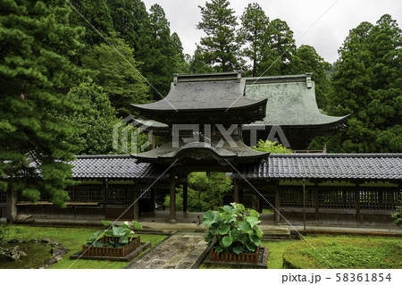 永平寺　中雀門　福井県吉田郡永平寺町 58361854
