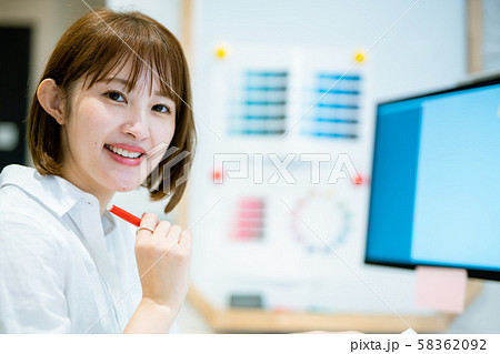 パソコンディスプレイに向かって仕事をする20代女性 パソコンディスプレイに向かって仕事をする20代女性 58362092