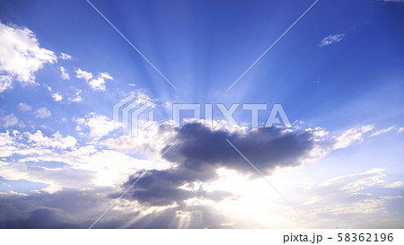 青空と太陽を遮る白い雲 青空と太陽を遮る白い雲 58362196