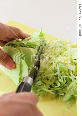 キャベツの千切り 58362294