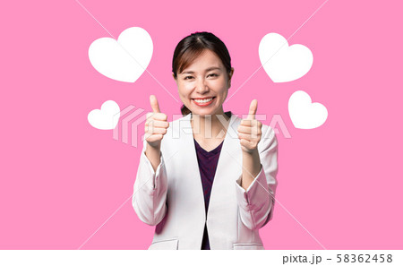 サムアップする女性 58362458