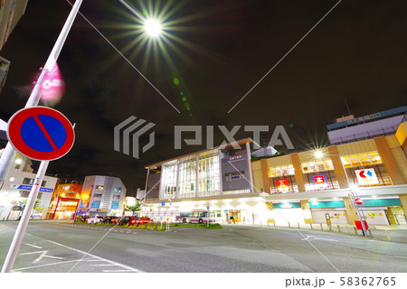 夜の高幡不動駅前風景 58362765