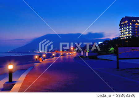 神戸須磨海岸の夕暮れ時 58363236