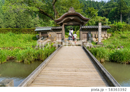 福井県 一乗谷朝倉氏遺跡 菩提寺の門 唐門 見学の親子 福井県 一乗谷朝倉氏遺跡 菩提寺の門 唐門 見学の親子 58363392