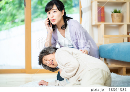 急病で倒れた母親のために救急車を呼ぶ娘   親子　母子 58364381