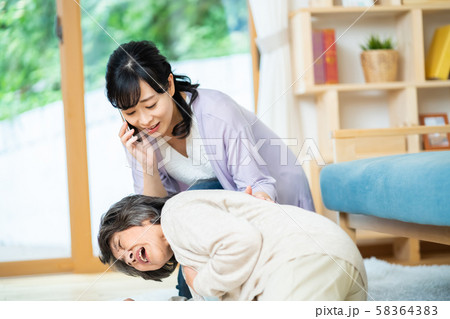 急病で倒れた母親のために救急車を呼ぶ娘 親子 母子 急病で倒れた母親のために救急車を呼ぶ娘 親子 母子 58364383