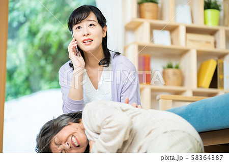 急病で倒れた母親のために救急車を呼ぶ娘   親子　母子 58364387