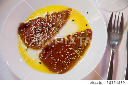 Raw red tuna de Almadraba 58364889