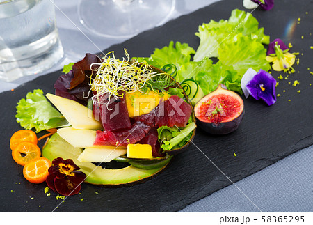Salad of tuna with mango and avocado 58365295