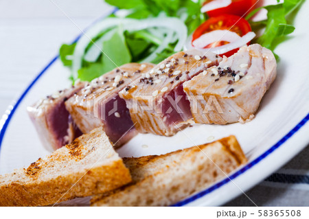 Seared tuna with grilled bread and vegetables 58365508