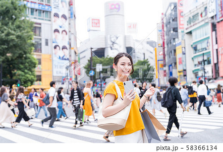 若い女性、ショッピング、屋外 58366134