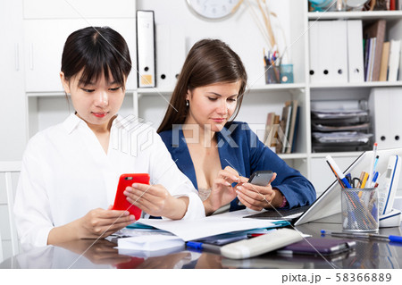 Business people using smartphones 58366889