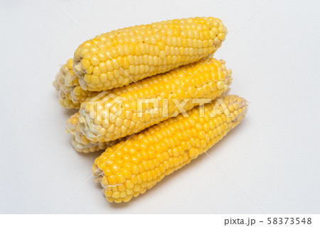 白バックの積んだモチトウモロコシ 白バックの積んだモチトウモロコシ 58373548