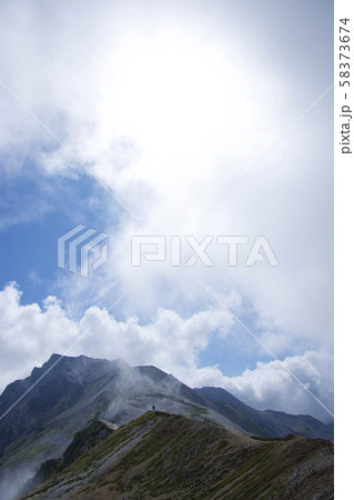 小蓮華山から白馬岳への登山道(白馬連峰、長野県北安曇) 小蓮華山から白馬岳への登山道(白馬連峰、長野県北安曇) 58373674