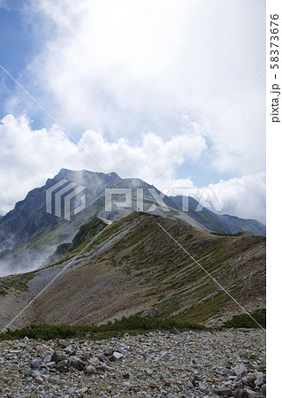 小蓮華山から白馬岳への登山道(白馬連峰、長野県北安曇) 小蓮華山から白馬岳への登山道(白馬連峰、長野県北安曇) 58373676