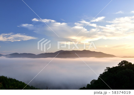 亀岡盆地の雲海 亀岡盆地の雲海 58374019