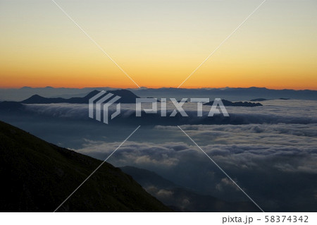 白馬岳頂上宿舎付近からの夜明け(白馬連峰、長野県北安曇) 白馬岳頂上宿舎付近からの夜明け(白馬連峰、長野県北安曇) 58374342