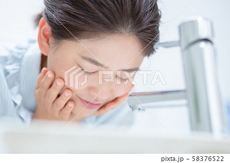 a thirty-something woman 58376522