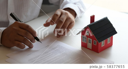 Customer signing contract about home loan 58377655