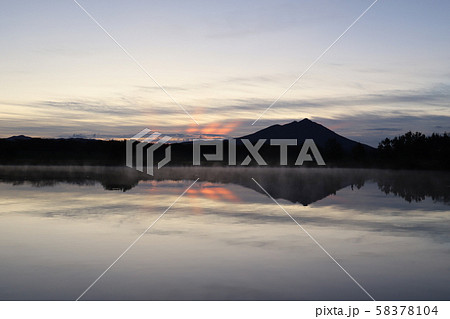 母子島から観た朝陽に輝く筑波山 58378104