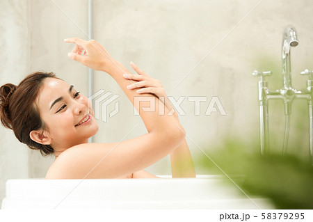 女性　ライフスタイル　お風呂 58379295