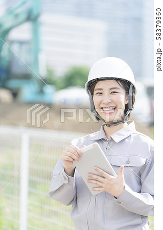 女性作業員 現場監督 作業服の写真素材